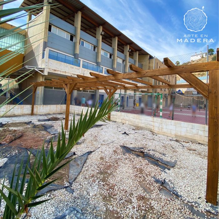 Pérgola de madera con estructura robusta para eventos al aire libre